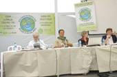 Da esq. para adir.:  Frei  Leonardo Boff, o moderador Tem�stocles Marcelos, Louise Vandloc de Quebec e Marta Maffei da Argentina, no Forum Global da Sociedade Civil. Foto: Julio Covello-SECS